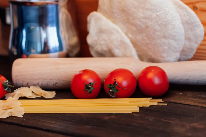 Приготовление итальянской кухни: мука и продукты на кухонном столе