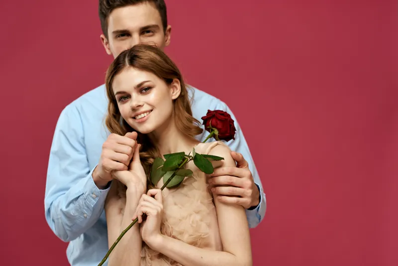 Веселые мужчина и женщина общаются, в руках роза, свидание, дружба