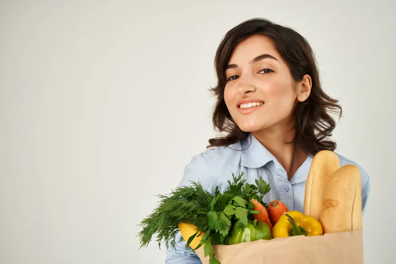 Женщина с пакетом продуктов, домохозяйка, служба доставки