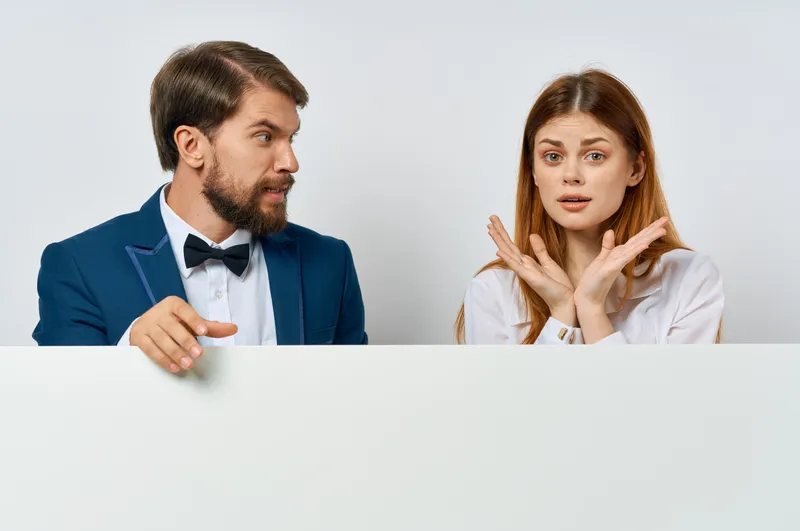 Забавные мужчина и женщина, официальные лица, презентация, реклама, место для текста, постер-макет