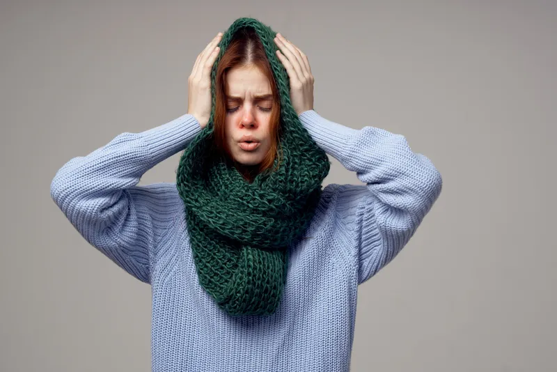 Женщина, грипп, инфекция, вирус, здравоохранение на светлом фоне
