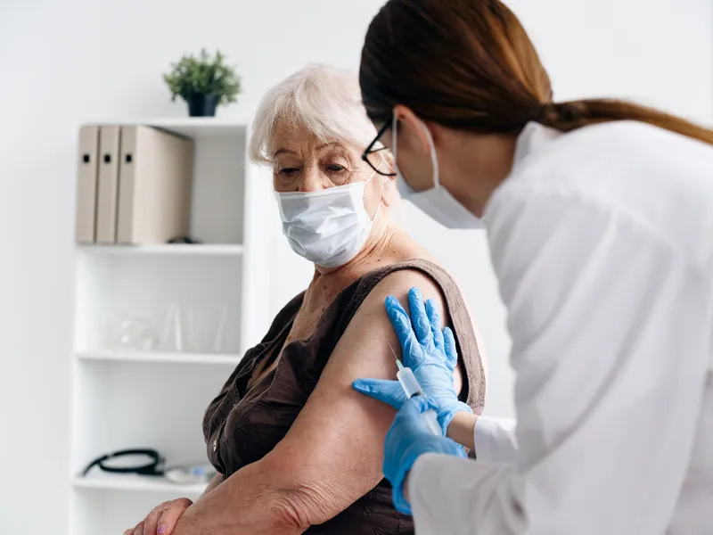 Женщина-врач делает пациенту инъекцию вакцины, паспорт вакцинации, медицина, эпидемия коронавируса