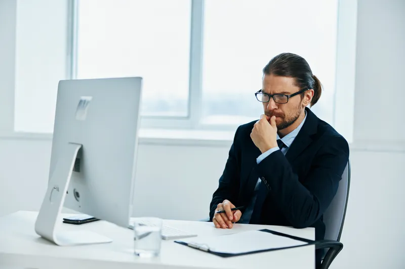 Офисный работник, официальное лицо, работает за компьютером