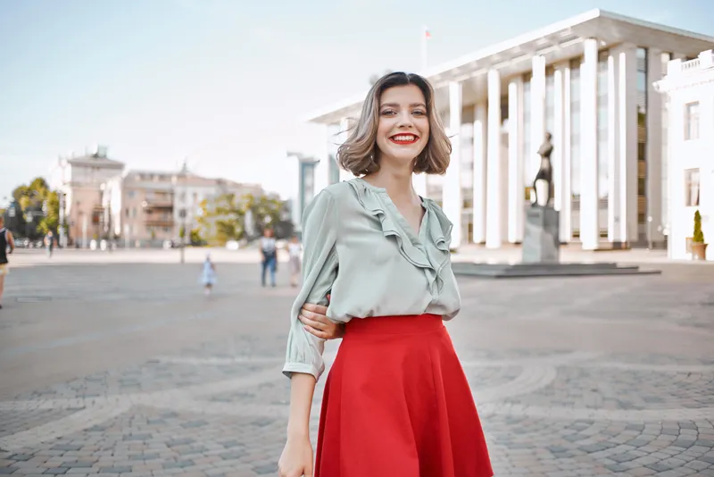 Весёлая блондинка в красной юбке на улице, прогулка, стиль жизни