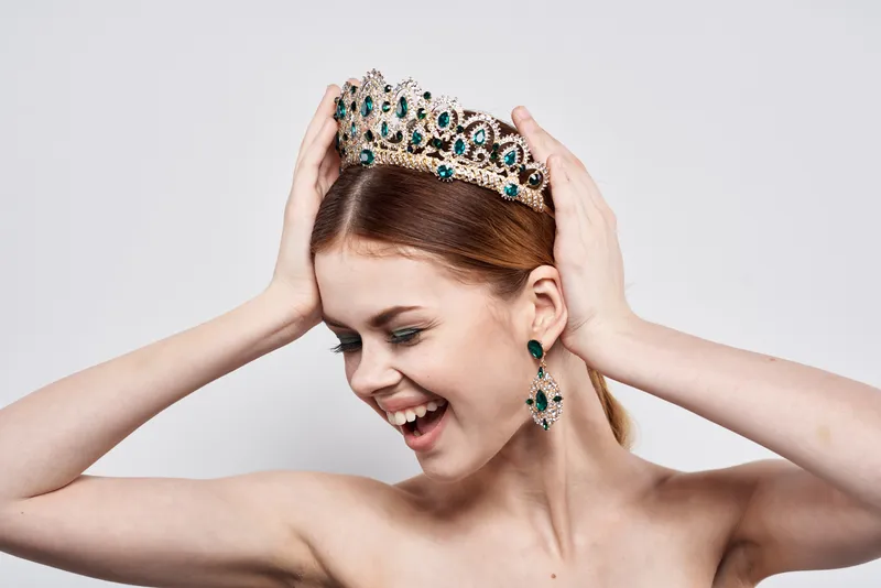Портрет женщины с короной на голове, крупным планом, визаж, стиль жизни