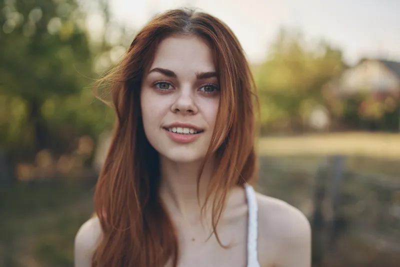 Красивая женщина в летней сельской местности, солнце, свобода