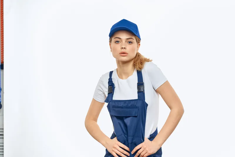 Женщина в рабочей форме и синей кепке, курьер, доставка, сервис