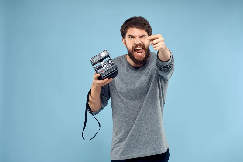 Фотограф-мужчина, профессиональная камера, работа, студия, технологии, современное искусство