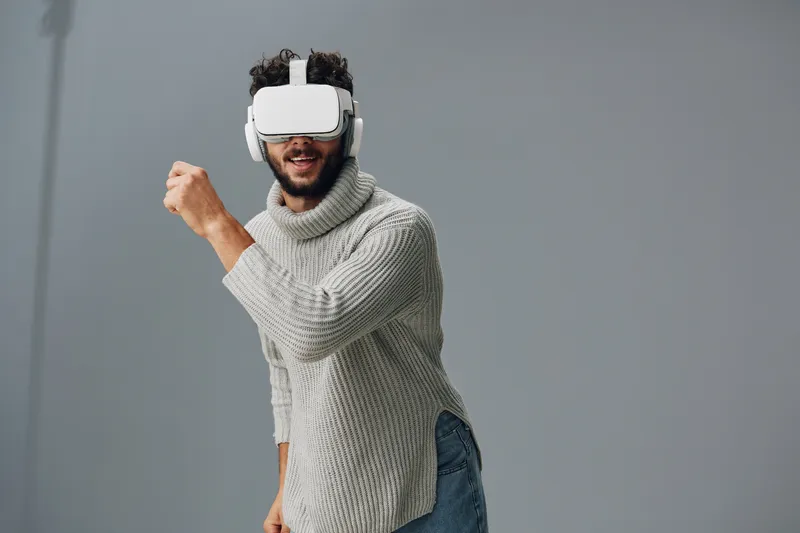 Мужчина в студии с оборудованием: гарнитура, цифровые VR-очки