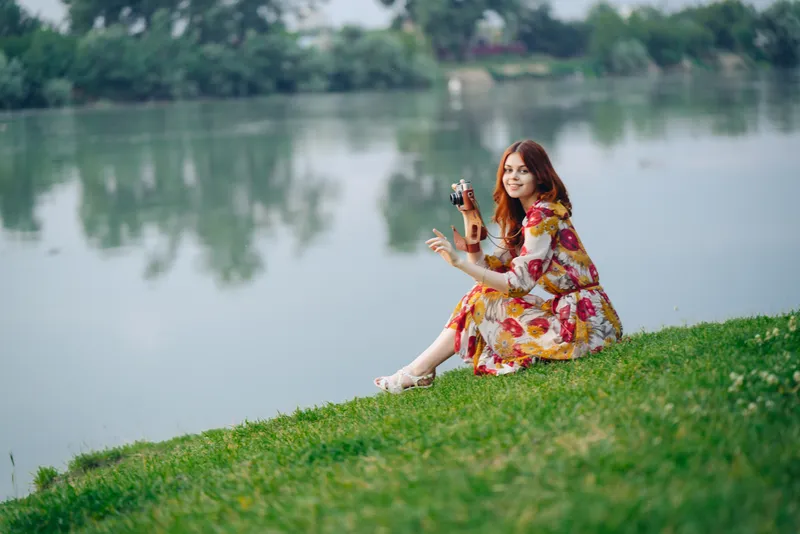 Женщина на открытом воздухе с фотоаппаратом на берегу реки, досуг, хобби