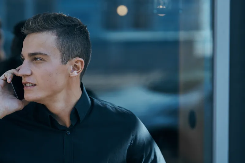 Мужчина в черной рубашке на улице, официальное общение, профессионал