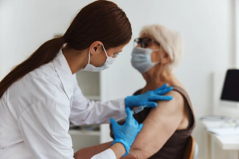 Пациент и врач: безопасная иммунизация с помощью инъекции лекарственного препарата