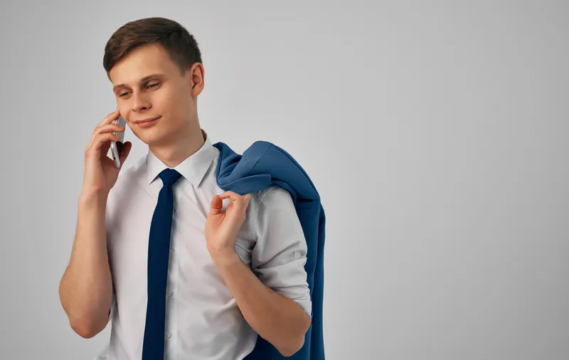 Деловой мужчина в костюме с галстуком, официальный менеджер, ведёт коммуникацию