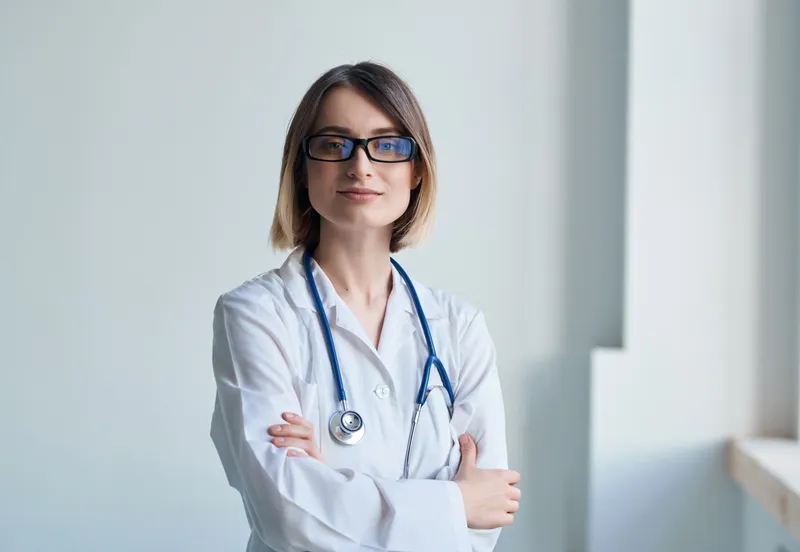 Осмотр пациента врачом-кардиологом на изолированном фоне