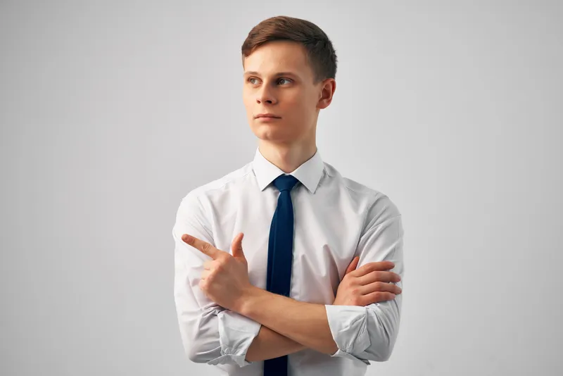 Менеджер жестикулирует руками, офисная работа, профессиональные эмоции
