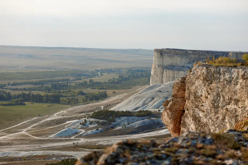 Серое туманное небо с рассеянными облаками вдалеке