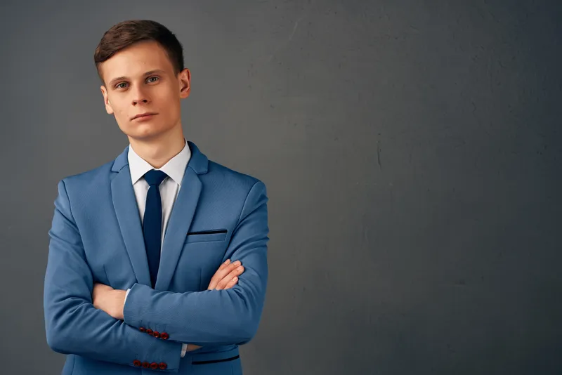 Деловой мужчина в офисе, работающий менеджер, излучающий уверенность в себе