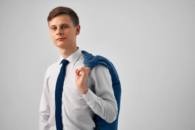 Менеджер в рубашке с галстуком в офисе, работа, успех