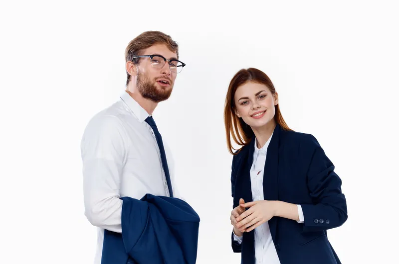 Молодая пара в деловых костюмах, коллеги по работе в финансовом офисе, менеджер