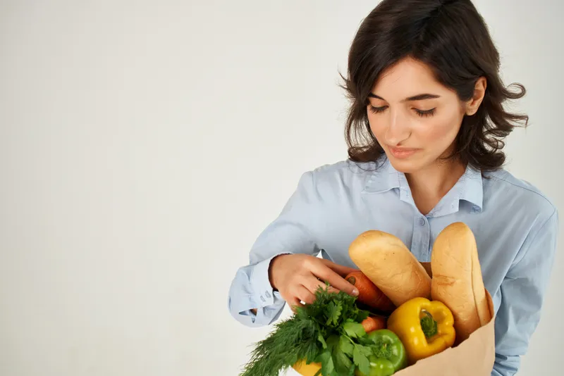 Женщина с пакетом продуктов, домохозяйка, служба доставки