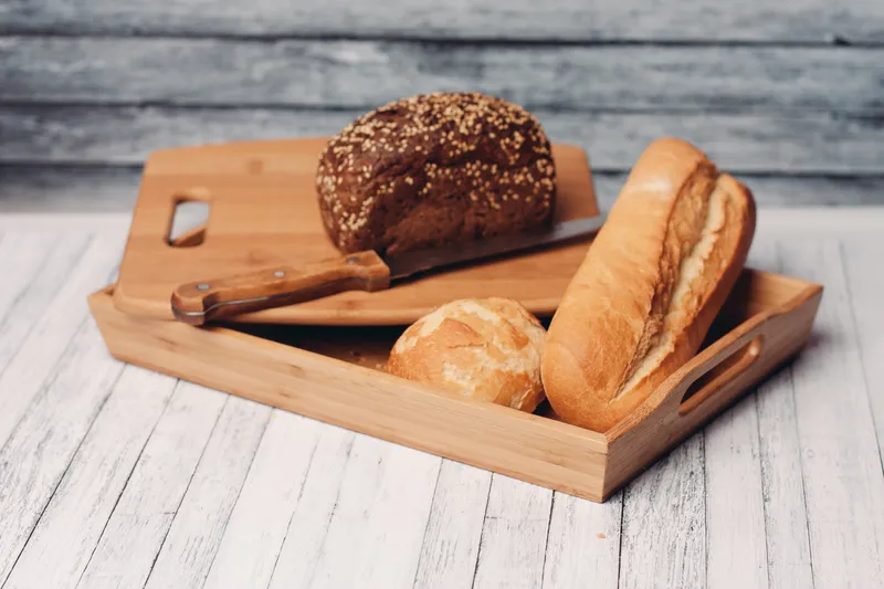 Домашняя выпечка на деревянном подносе, закуска, свежий вкус