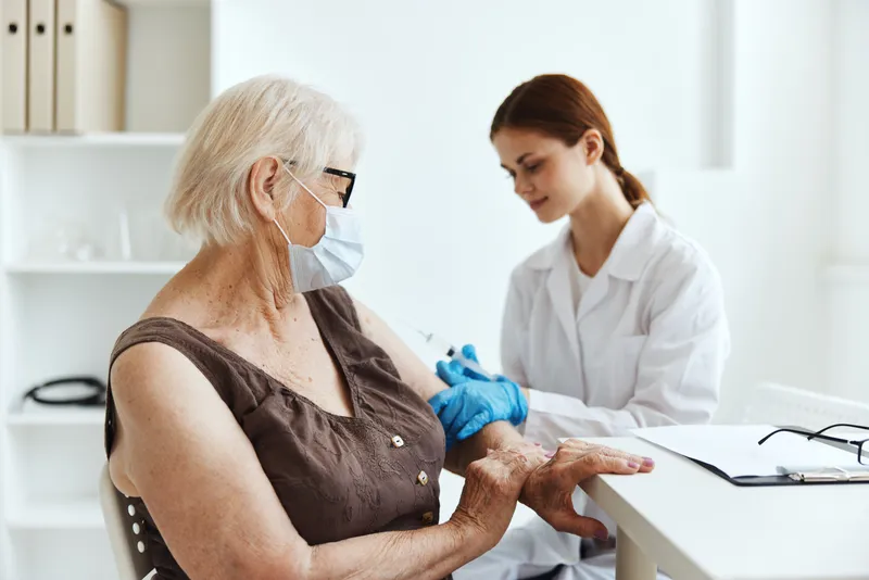 Пациент и врач делают инъекцию шприцем для вакцинации, паспорт вакцинации, здравоохранение
