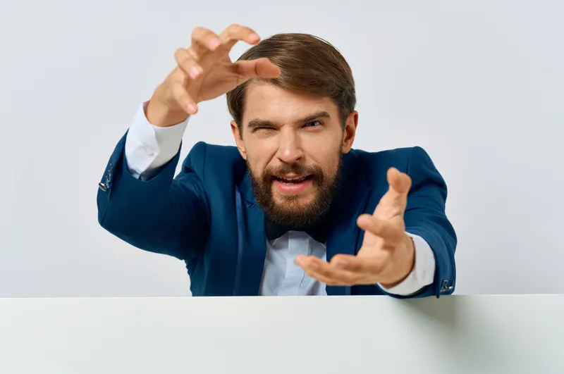 Бородатый мужчина в костюме, белый фон, плакат со скидкой, реклама, изолированный фон