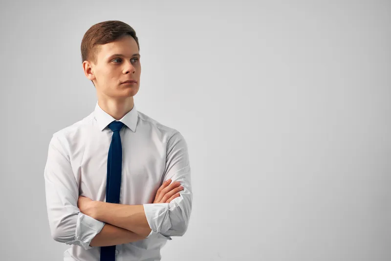 Забавный менеджер работает в офисе, добиваясь успеха официально