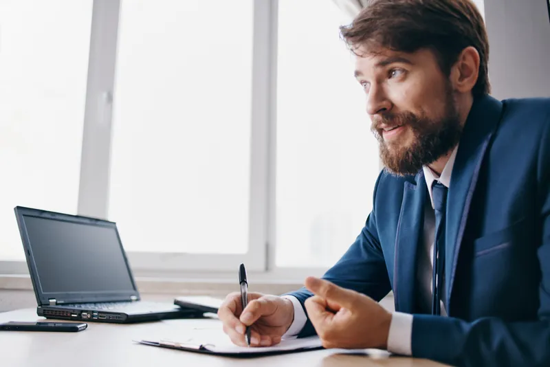 Менеджер работает за ноутбуком в офисе, эмоции, официальный стиль