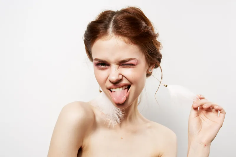 Симпатичная женщина с обнажёнными плечами, косметика, мода, гламур, студия