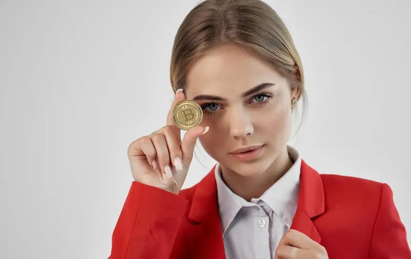 Деловая женщина в красной куртке, криптовалюта Bitcoin, интернет-коммерция, финансы