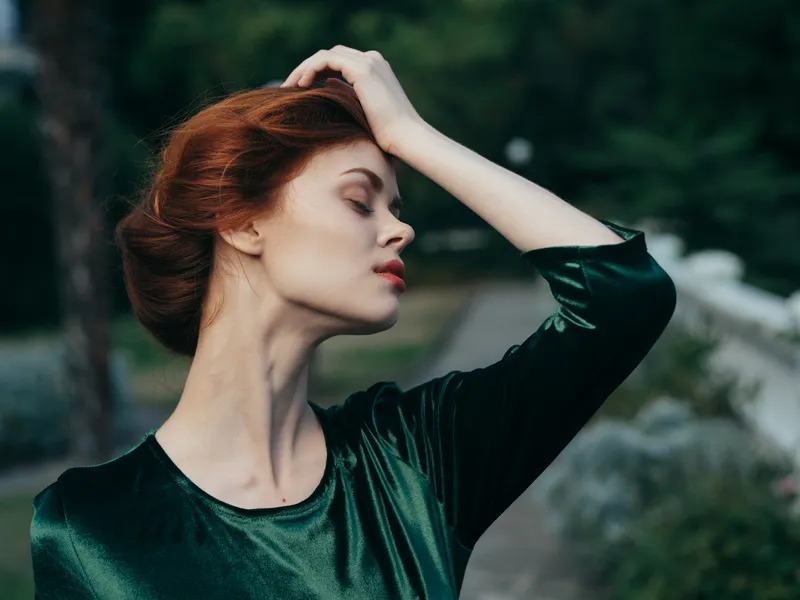 Красивая женщина в зеленом платье, косметика, гламур, свадьба, романтика на фоне воды