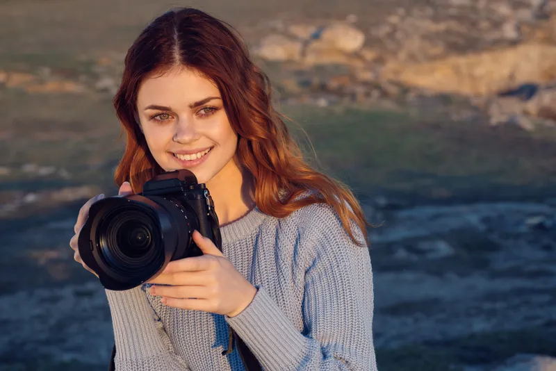 Женщина-фотограф на открытом воздухе, профессиональный образ жизни, работа, путешествия
