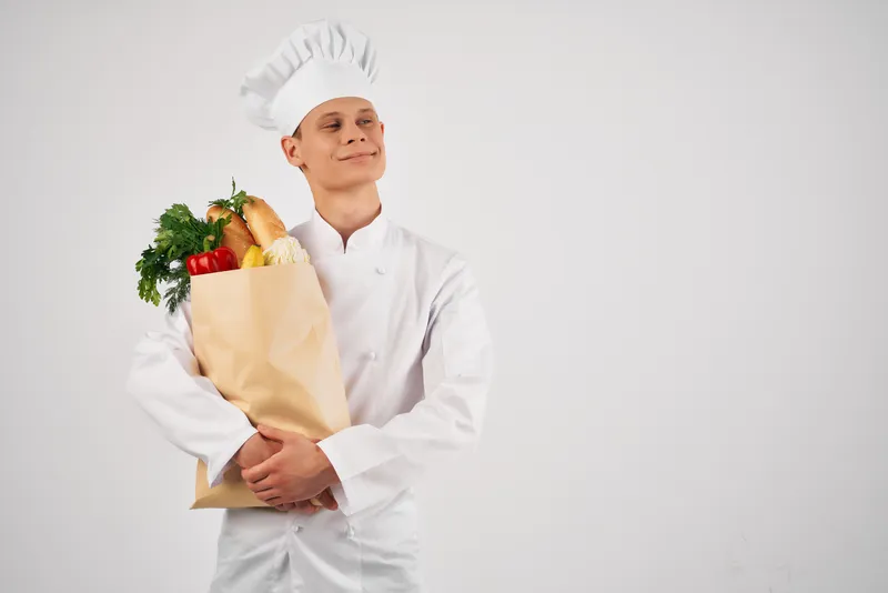 Повар со свежей упаковкой еды, доставка здоровой еды в ресторане