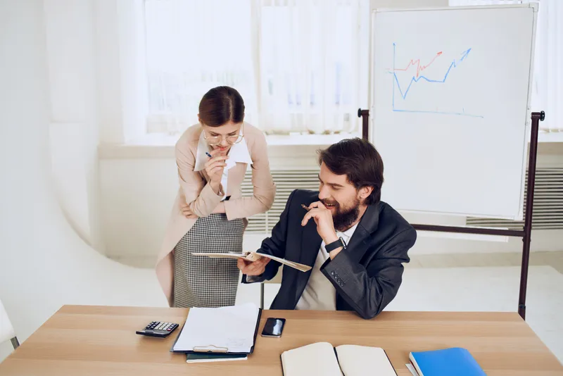 Забавные коллеги на работе, офисная работа, профессионалы