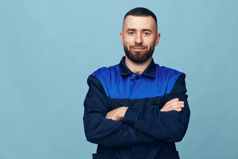 Молодой мужчина с серьезным выражением лица