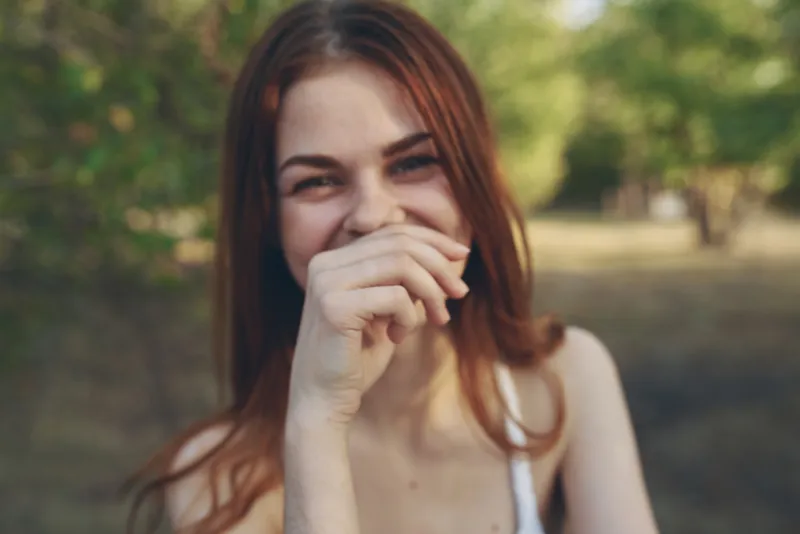 Женщина в белом платье гуляет на природе летом