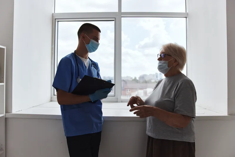 Врач и пациент общаются в клинике
