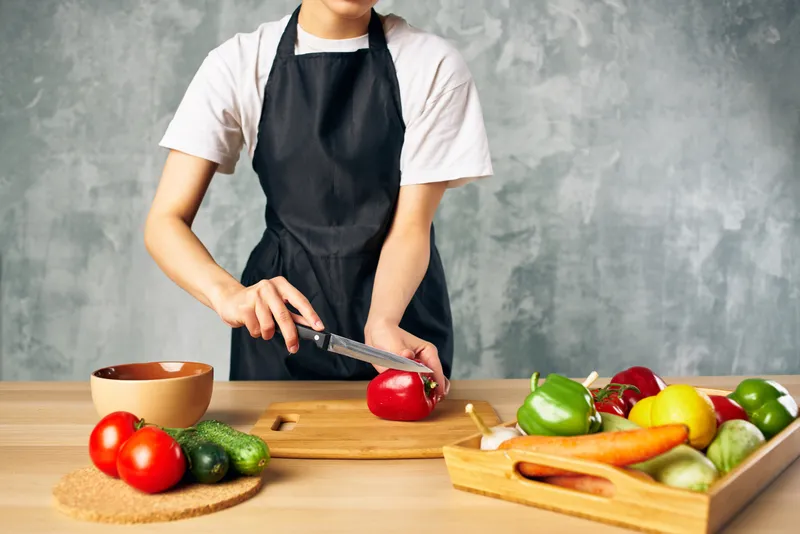Нарезка овощей, здоровое питание, свежие продукты на кухне