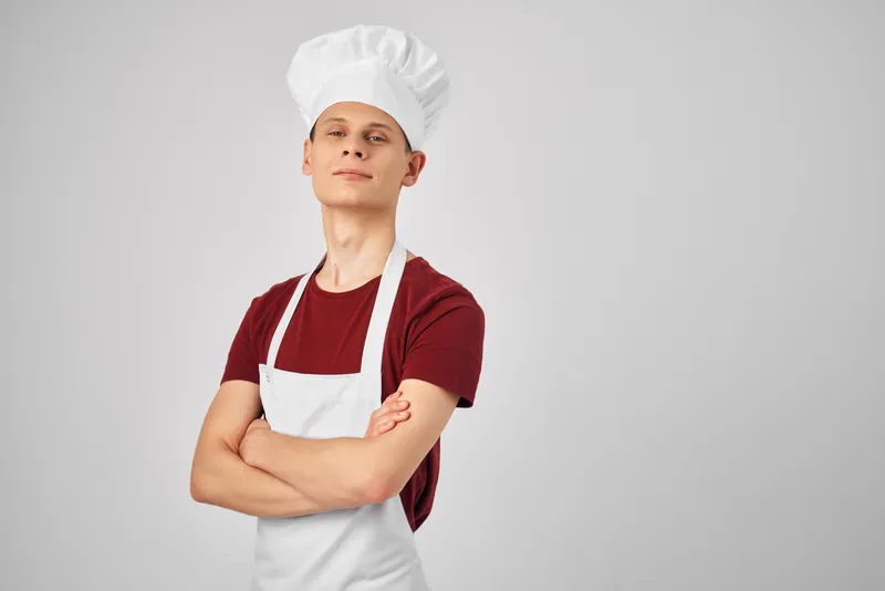 Мужчина в униформе повара с серьезным выражением лица и эмоциями в ресторане