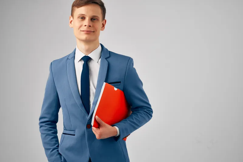 Весёлый деловой мужчина с красной папкой в руках, менеджер, документы, профессионал