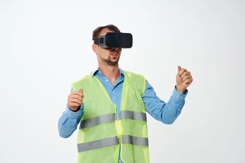 Мужчина в рабочей униформе собирает VR-очки