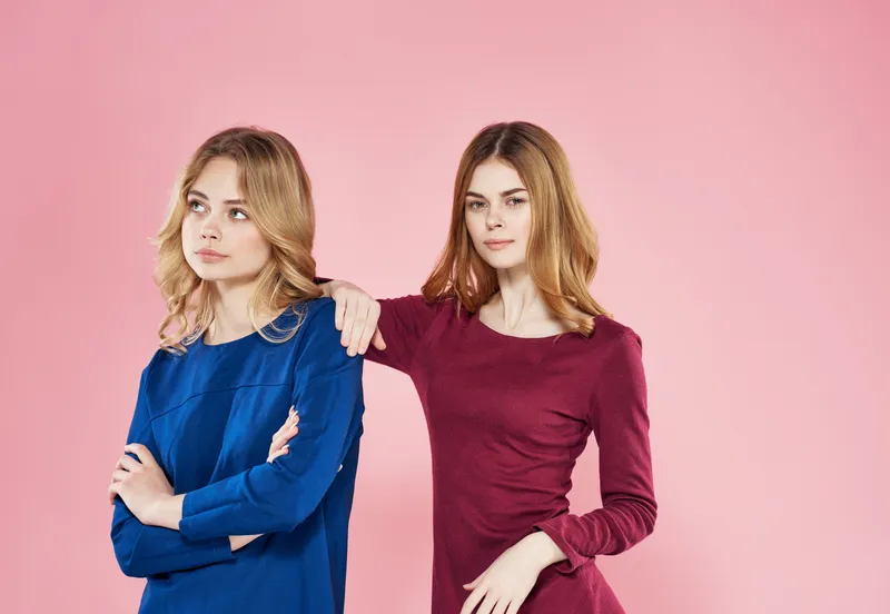 Женщины в платьях, дружба, эмоции, мода, гламур на розовом фоне