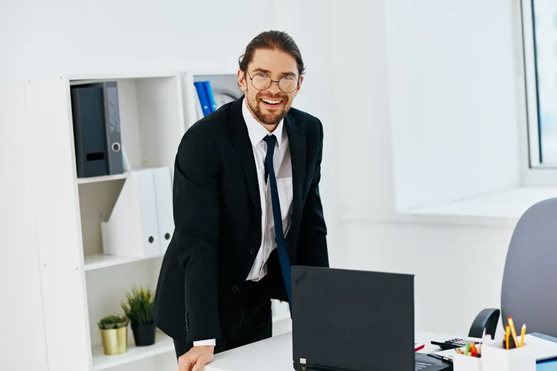 Бизнесмен с официальными документами работает в офисе