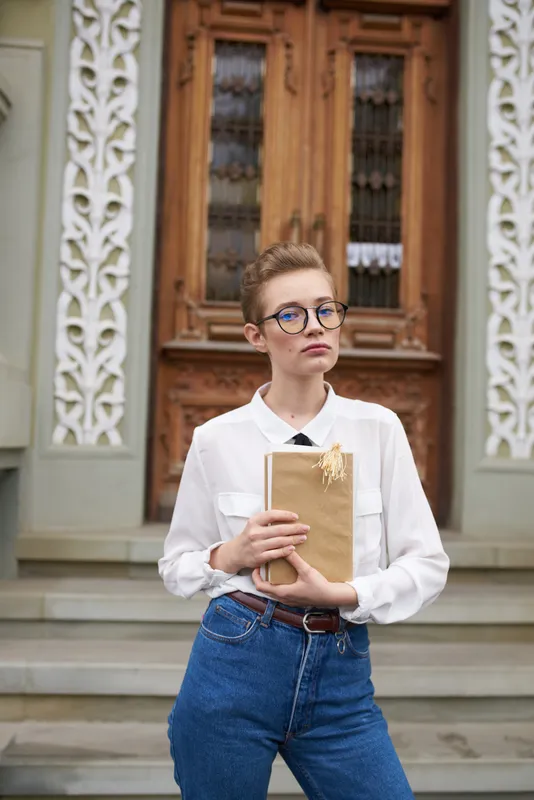 Студент на улице возле здания отдыхает