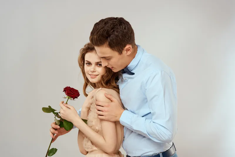 Мужчина и женщина с красной розой, романтика, любовь, семья, пара, праздник