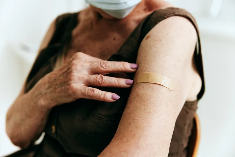 Пациент в клинике с вакцинным паспортом для защиты иммунитета