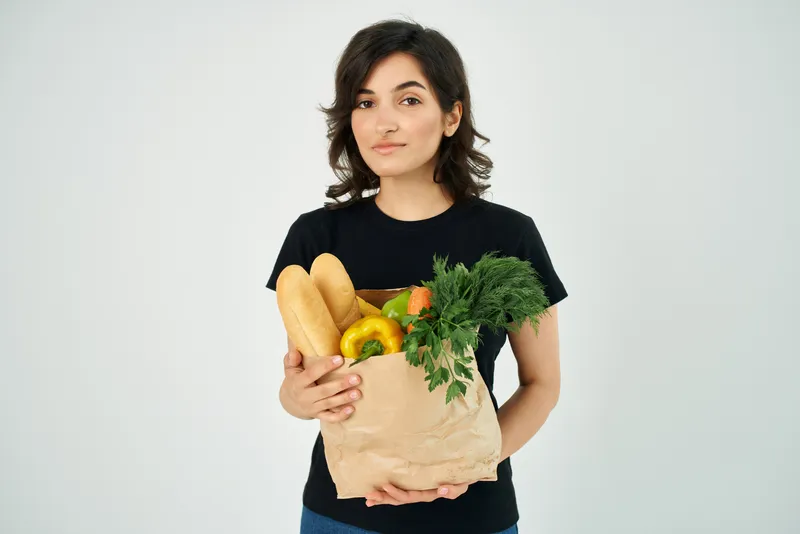 Домохозяйка с пакетом продуктов, доставка еды, покупки