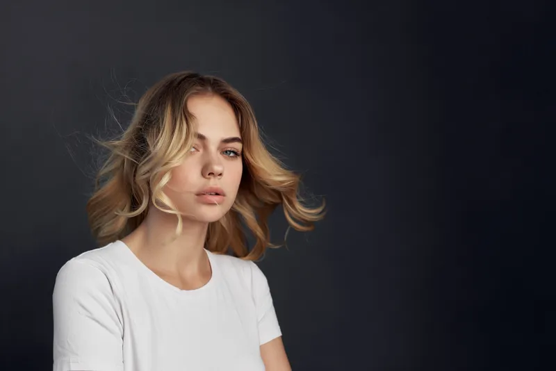 Женщина в белой футболке, блондинка, гламур, мода
