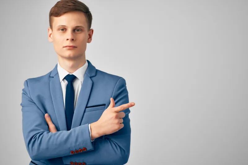 Мужчина в пиджаке и галстуке в кабинете руководителя